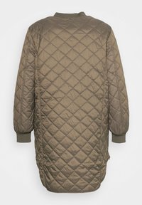 Giacca lunga trapuntata verde oliva con polsini a costine, caratterizzata da un motivo a diamante e una cerniera laterale per facilitare la vestibilità. Vista posteriore semplice.