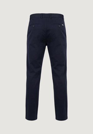 Pantalon pour homme bleu marine vu de dos avec passants pour ceinture et deux poches arrière boutonnées sur un fond clair.