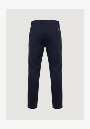Pantalones azul marino para hombre mostrados desde atrás con trabillas para cinturón y dos bolsillos traseros con botones, sobre un fondo claro.