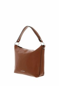 Sac à main en cuir marron avec une surface texturée, de forme courbée, avec une courte sangle, des éléments en métal argenté et un logo discret à l'avant.