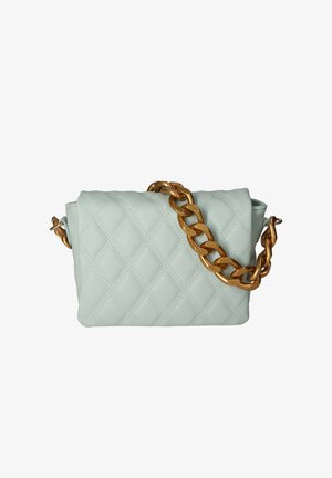 Lichtblauwe gewatteerde leren handtas met een dikke gouden kettingriem, rechthoekige vorm en klepsluiting.