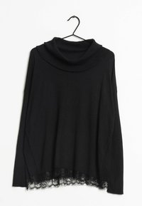 Czarny sweter z długim rękawem, szerokim dekoltem w kształcie komina i koronkowym wykończeniem, zawieszony na czarnym wieszaku na białym tle.