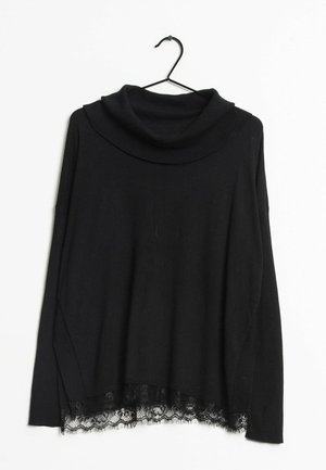 Zwarte lange mouwen trui met een brede col en kant afwerking, hangend aan een zwarte kledinghanger tegen een witte achtergrond.
