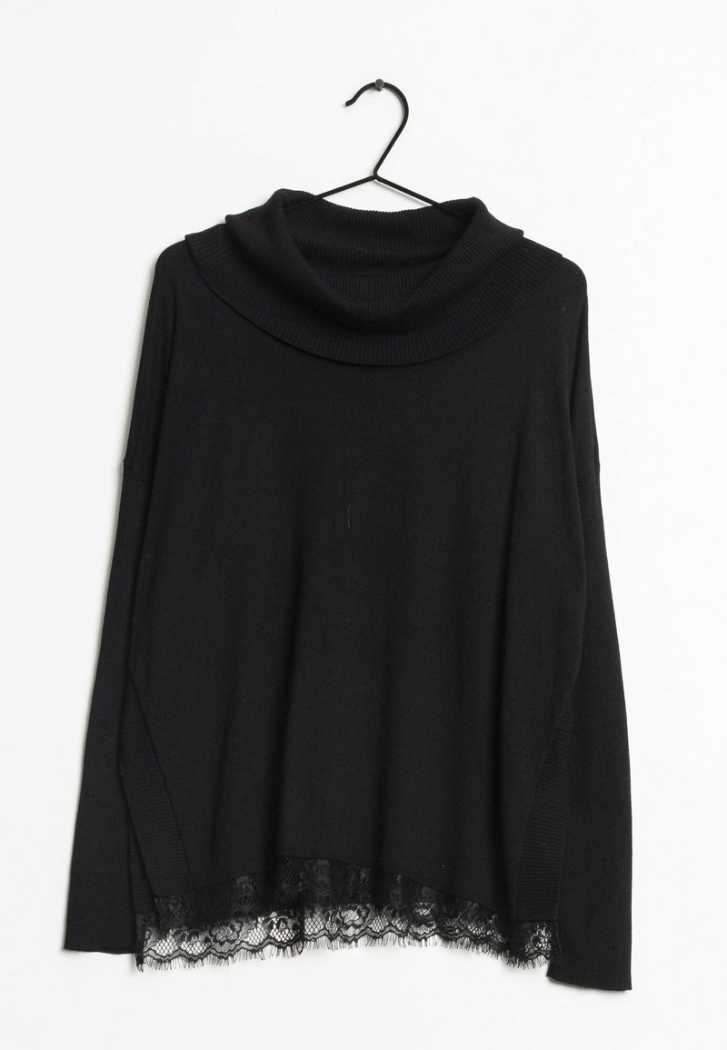 Czarny sweter z długim rękawem, szerokim dekoltem w kształcie komina i koronkowym wykończeniem, zawieszony na czarnym wieszaku na białym tle.