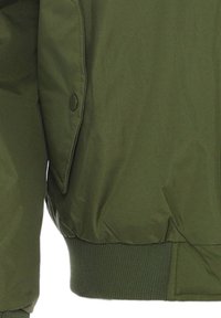 Olijfgroene bomberjack met een gladde textuur, voorzien van een ribbelzoom en manchetten, en een drukknoopzak aan de zijkant.