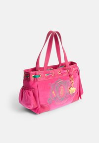 Borsa a tracolla in suede rosa con due manici, design ricamato, accessori decorativi e tasca laterale con dettagli arricciati.