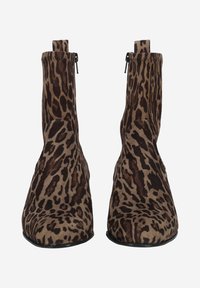 Bottes à imprimé léopard marron, avec un design semblable à des chaussettes, fabriquées en daim doux, dotées d'une fermeture à glissière sur le côté et d'une silhouette élancée.