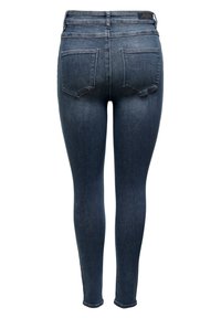Jeans ajustados en denim azul oscuro, con una cintura alta, dos bolsillos traseros y un ligero desvanecimiento a lo largo de las piernas.