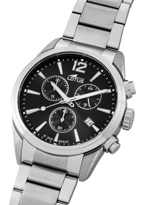 Montre en acier inoxydable argenté avec un cadran noir, des marqueurs blancs, des sous-cadrans de chronographe et un affichage de la date. Comprend un bracelet et une lunette polis.