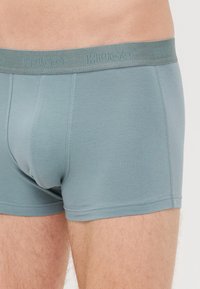 Hugo Boss bokserice iz mehkega teal blaga, ki imajo brezšiven dizajn in elastični pas z blagovno znamko. Gladka tekstura in skrojeni fit.