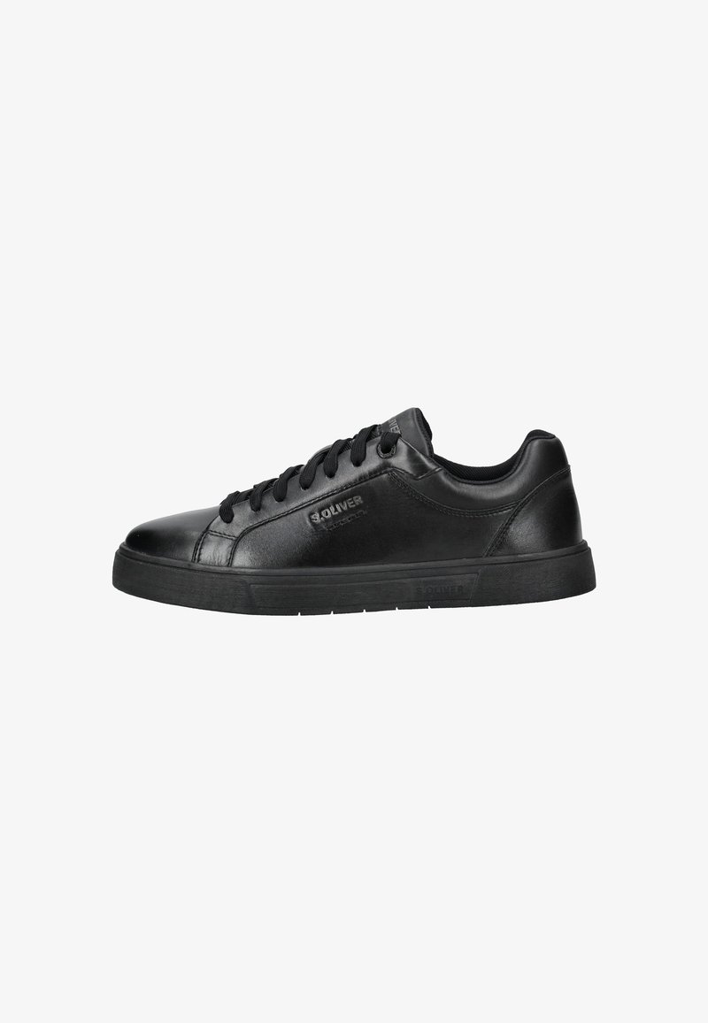 Zwarte lage sneakers met veters, bovenwerk van glad leer en "S. Oliver" merkbranding aan de zijkant en zool, weergegeven in profielweergave.