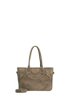 Braune Wildleder-Handtasche mit doppelten Griffen und einem abnehmbaren Schulterriemen neben ihr auf weißem Hintergrund.