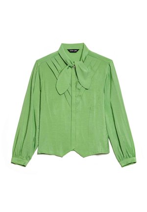 Blusa verde a maniche lunghe con collo a fiocco, caratterizzata da pieghe sulla parte anteriore, una forma strutturata e una consistenza liscia e lucida.