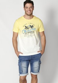 Koroshi SHORT SLEEVE  - Marškinėliai su spaudiniu - amarillo   yellow