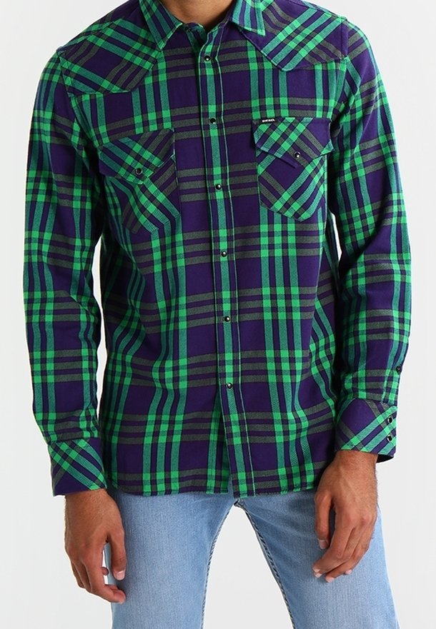 Koszula z długim rękawem w kratę z zielono-fioletowym wzorem, z dwiema kieszeniami na piersi i designem w stylu zachodnim z yoke. Materiał bawełniany.
