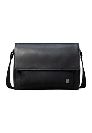 Juoda odinė siuntėjo rankinė su priekiu užtraukiamu uždengimu, reguliuojamo ilgio petneša ir mažu kvadratinio formos metaliniu logotipu apačioje dešinėje kampelyje.