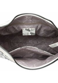 Interno di borsa con zip in tessuto grigio, con motivo trapuntato, una tasca con zip e due tasche aperte. Foderato con materiale stampato con logo.