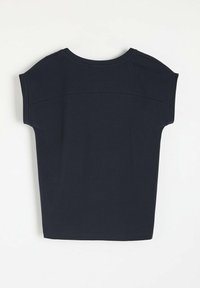 Krótki rękaw, granatowa bluzka z miękkiego materiału. Posiada okrągły dekolt i prosty krój bez widocznych dekoracji czy akcentów.