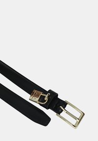 Cintura in pelle nera con una fibbia dorata lucida e un dettagli decorativo a forma di lucchetto. La cinghia presenta una texture liscia e estremità arrotondate.