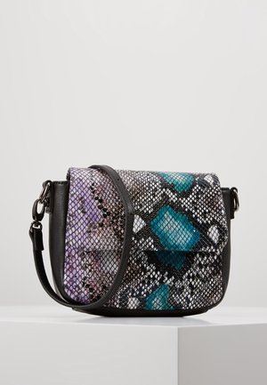 Pieni olkalaukku mustalla hihnalla, jossa monivärinen käärmeenahkakuosi etuklaffissa violettien, sini-vihreiden ja mustien sävyjen yhdistelmänä.