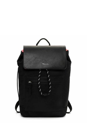 Zwarte rugzak met klepsluiting, voorvak met ritssluiting, gestreepte trekkoord en bovenste handvat, met het merk "Tamaris".