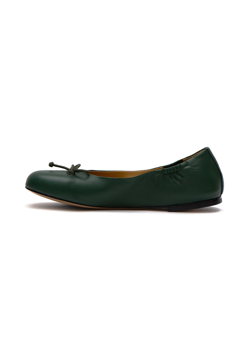 Ballet flat verde in pelle con punta rotonda, fiocco decorativo, dettaglio del tallone arricciato e suola piatta in gomma.