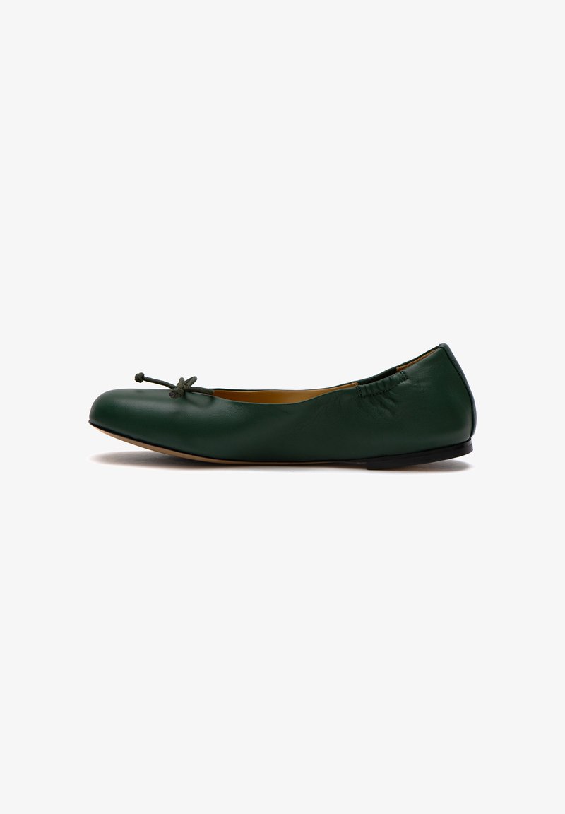 Grüne Leder-Ballerina mit runder Spitze, dekorativem Schleifenmotiv, gerafftem Fersendetail und flacher Gummisohle.