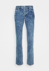 Jasnoniebieskie dżinsy z unikalnym teksturowanym wzorem z ciemnoniebieskimi plamami, o prostym kroju nogawki i klasycznym pięciopocketowym stylu.