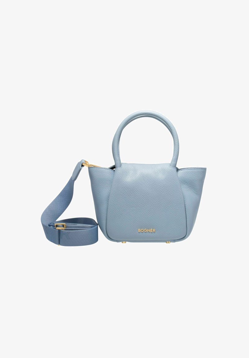Jasnoniebieska skórzana torebka z zaokrąglonymi uchwytami, odczepianym paskiem na ramię, złotymi akcesoriami i wytłoczonym logo z przodu.