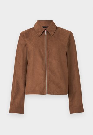 Giacca marrone in finta scamosciata con collo a risvolto, chiusura frontale con cerniera e maniche lunghe. Texture liscia e design corto.