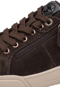 Baskets en daim marron foncé avec des lacets épais, des œillets en or rose, une fermeture éclair latérale et une semelle en caoutchouc beige.