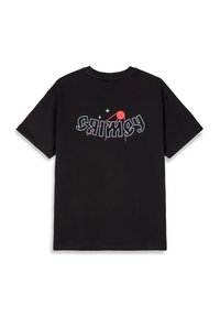 Camiseta negra de manga corta, con un gráfico en el frente que dice "CRIMEY" en negrita blanca y roja, con acentos circulares y estrellas. Material de algodón suave.
