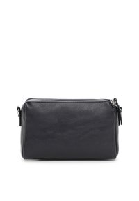Borsa nera in pelle con finitura texturizzata, chiusura a zip e hardware laterale. Forma rettangolare con design minimalista.