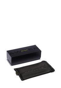 Scatola nera con logo "HAWKERS" in rilievo e sacchetto nero coordinato con coulisse, entrambi con lo stesso logo, realizzati in tessuto liscio.