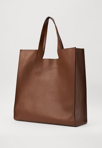 Barna bőr táska sima textúrával, téglalap alakú, és kettős rövid fogantyúval. Különböző fekete díszítéssel rendelkezik.