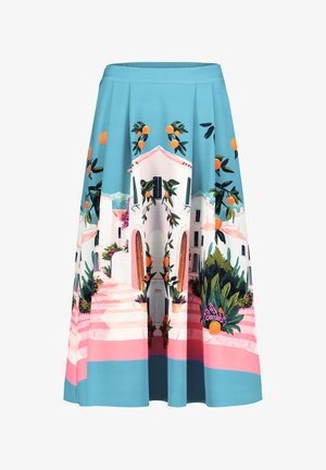 Jupe bleue plissée présentant un imprimé vif d'orangers et de bâtiments blancs, souligné par des détails roses et verts. Texture de tissu douce.