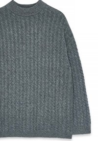 Pull en tricot torsadé de couleur gris foncé avec un col montant, des manches longues et des détails de côtes texturées. Fabriqué en tissu tricoté doux.