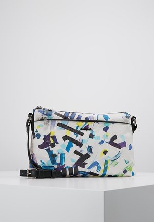 Witte rechthoekige schoudertas met kleurrijk abstract penseelstreekpatroon, zwarte verstelbare riem en voorvak met ritssluiting.
