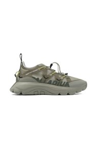 Sneaker en textile vert avec une semelle robuste, dotée d'un cadre à ajustement rapide, de quincaillerie noire et de motifs subtils. Texte imprimé sur le côté.