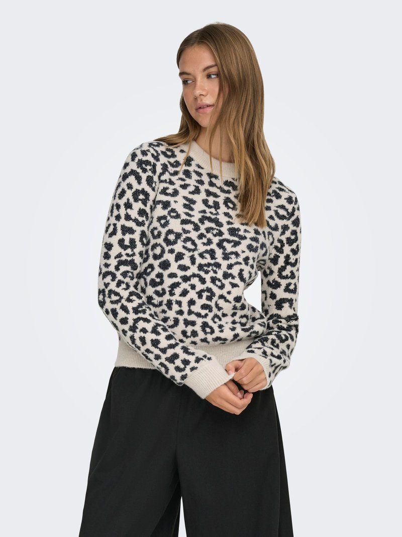 Kreemjas kudum musta leopardimustriga, ümar kaelus ja soonikkoes varrukasääred. Kandmiseks koos lõdva lõike ja tekstuuriga mustade pükstega.