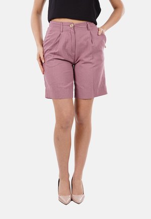 Pantaloni corti lilla con una vestibilità su misura, caratterizzati da pieghe frontali, tasche laterali e chiusura con bottone. Il tessuto presenta una texture liscia.
