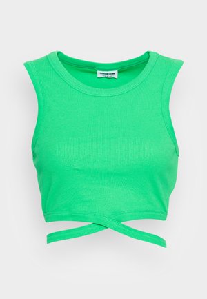 Groene geribbelde crop top met een mouwloze uitstraling en een ronde halslijn. Voorzien van een wikkelstijl sluiting bij de taille. Textuurstof.