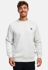 Sudadera de cuello redondo en gris claro con puños y dobladillo acanalados, que presenta un pequeño logo azul marino en el pecho, confeccionada en una tela suave.
