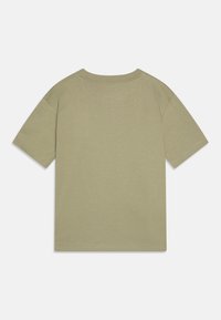 Olivgrünes T-Shirt, kurze Ärmel, runder Ausschnitt, aus weichem Stoff gefertigt. Glatte Textur, keine Muster oder Designs, minimalistischer Stil.