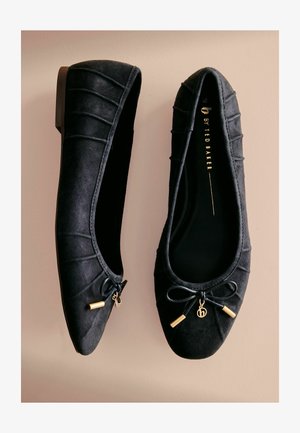 B by Ted Baker, Klassischer Ballerina - navy