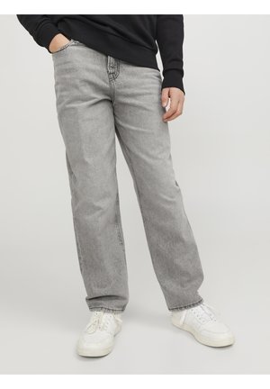 Szare jeansy z denimu o luźnym kroju, wyposażone w zamek błyskawiczny, design z pięcioma kieszeniami oraz subtelne wzory zużycia, zestawione z białymi trampkami.