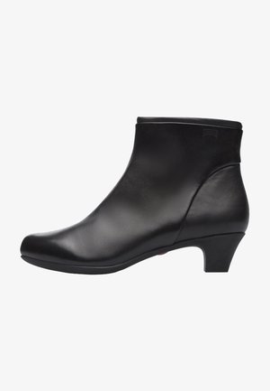 Melna ādas potīšu zābaks ar gludu tekstūru, noapaļotu purngalu un vidēja augstuma papēdi. Ievēro minimalistisku dizainu un elegantu profilu.