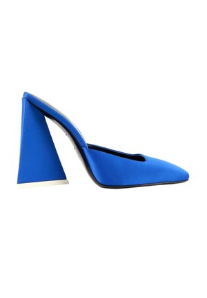 Mule de tacón alto de color azul brillante con un tacón triangular ancho y punta puntiaguda, mostrado de perfil sobre un fondo blanco.