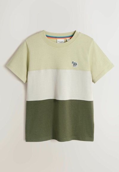Camiseta de manga corta con rayas en verde claro, blanco y verde oscuro. Material de algodón con un pequeño diseño bordado en el pecho.