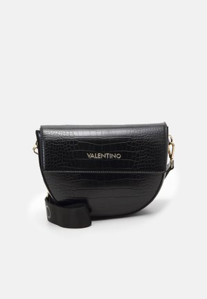 Borsa in pelle nera con stampa a crociera, dalla forma curva, dettagli in oro e tracolla in tessuto removibile. Texture liscia e design elegante.